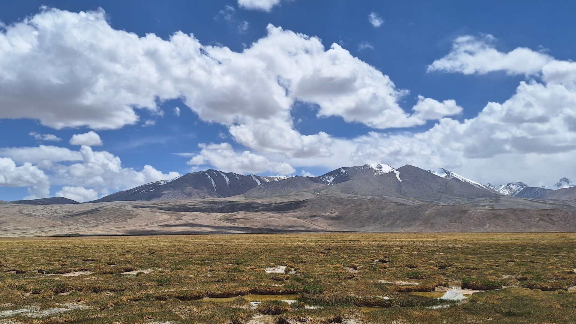 The mountain tundra around Bash Gumbaz