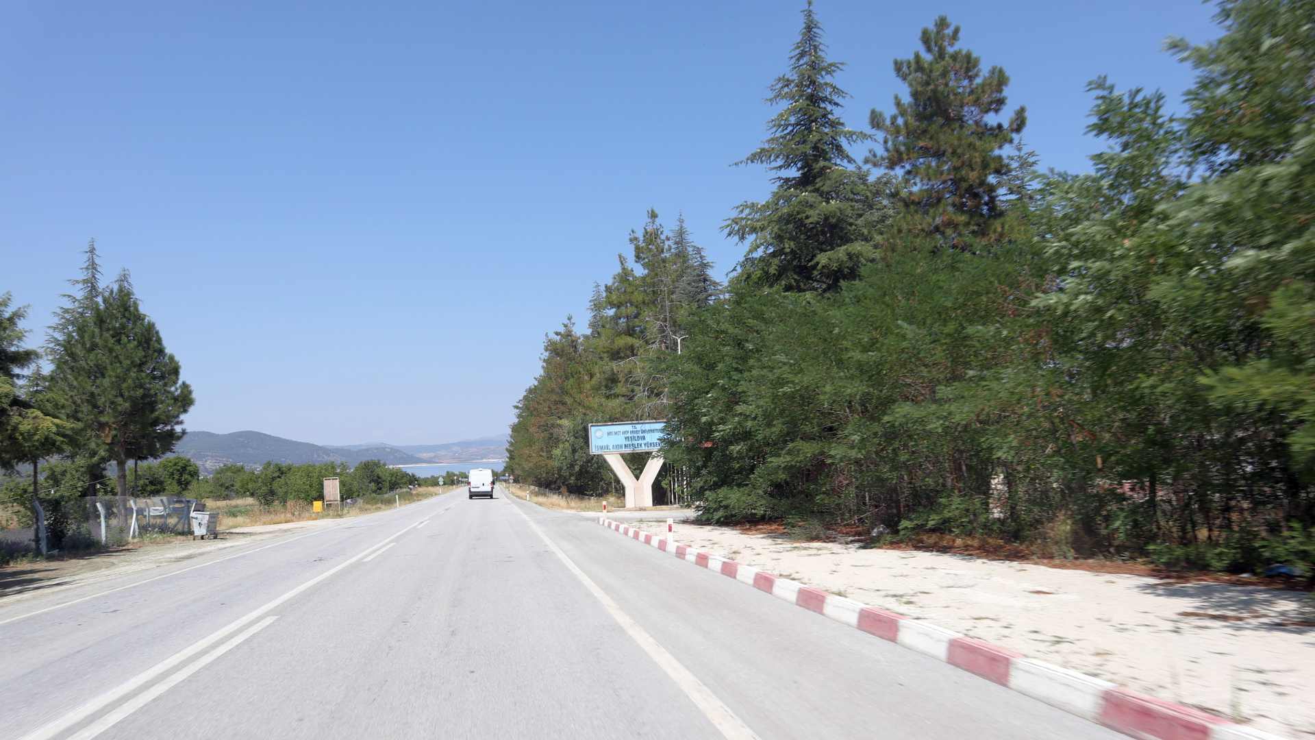 The road to Lake Salda