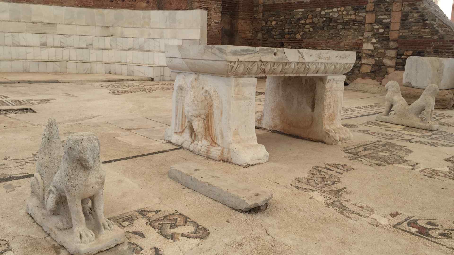 The interior of the Synagogue- Roman pagan symbols inside