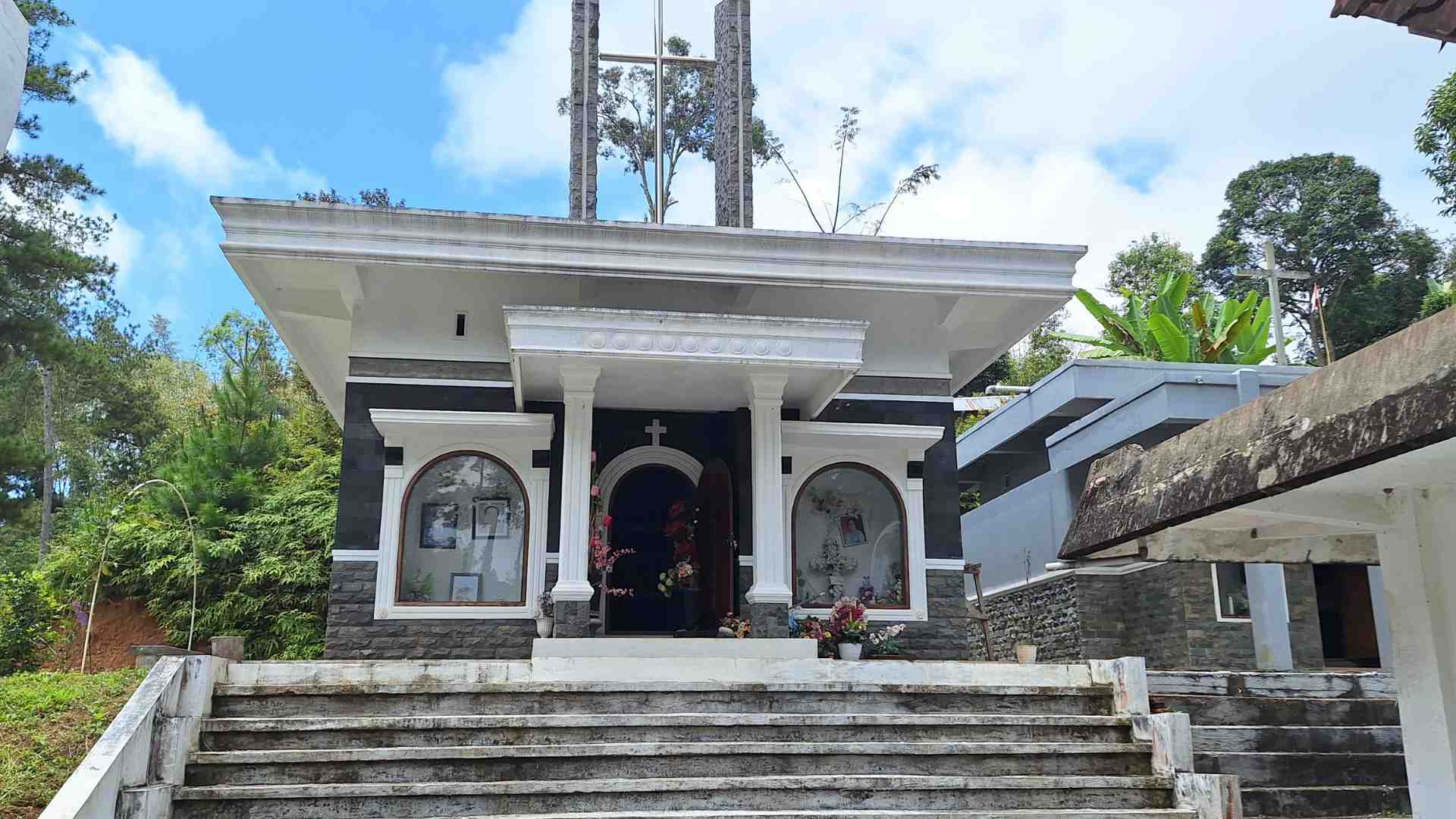 A modern, Christian grave in Tana Toraja, Lolai village