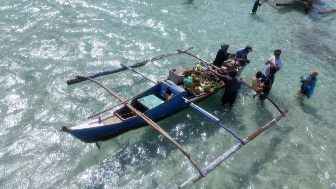 Manjuyod Sandbar- the boat food vendors, Philippines