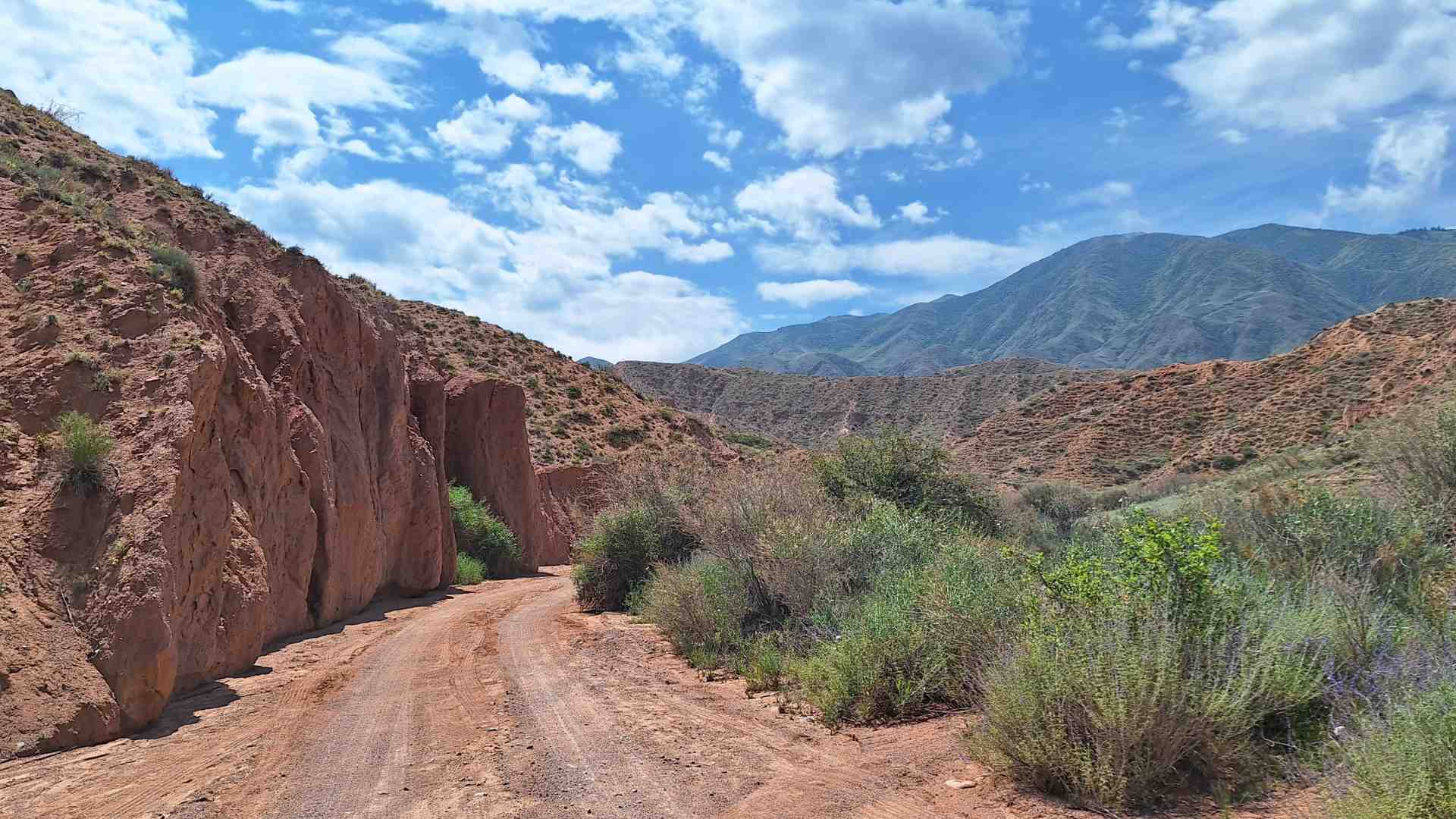 On the dirt road, approaching Skazka Canyon