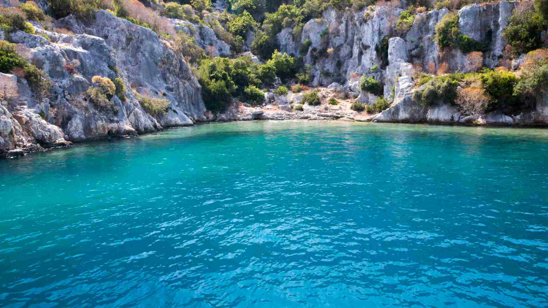 Turquoise waters for diving