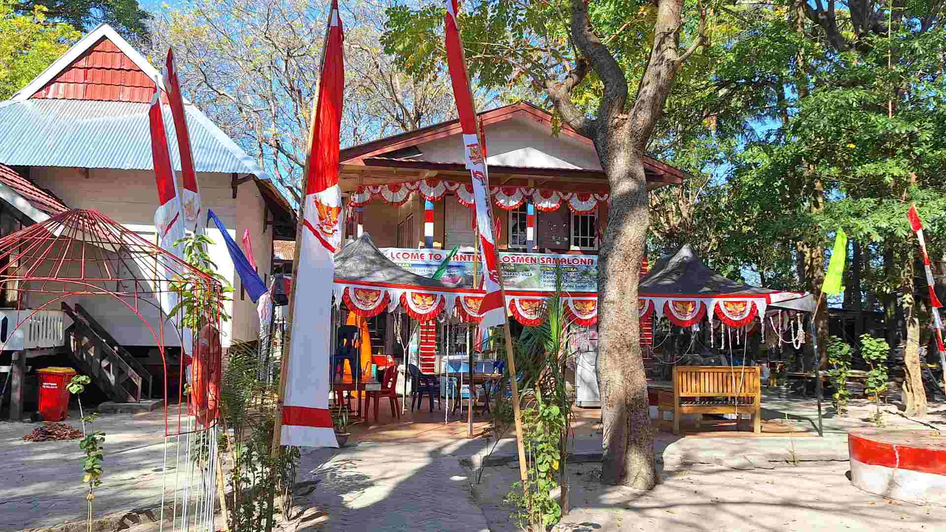 Guesthouses and a restaurant in Samalona Island