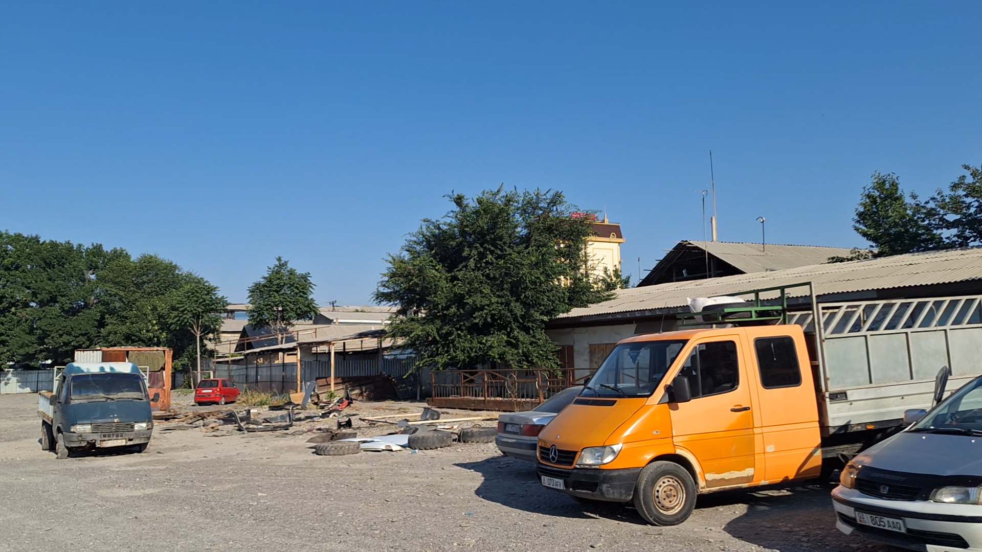 It is what the angle with shared taxis to Kazarman in the Avtobeket looks like. Don't expect anything special.