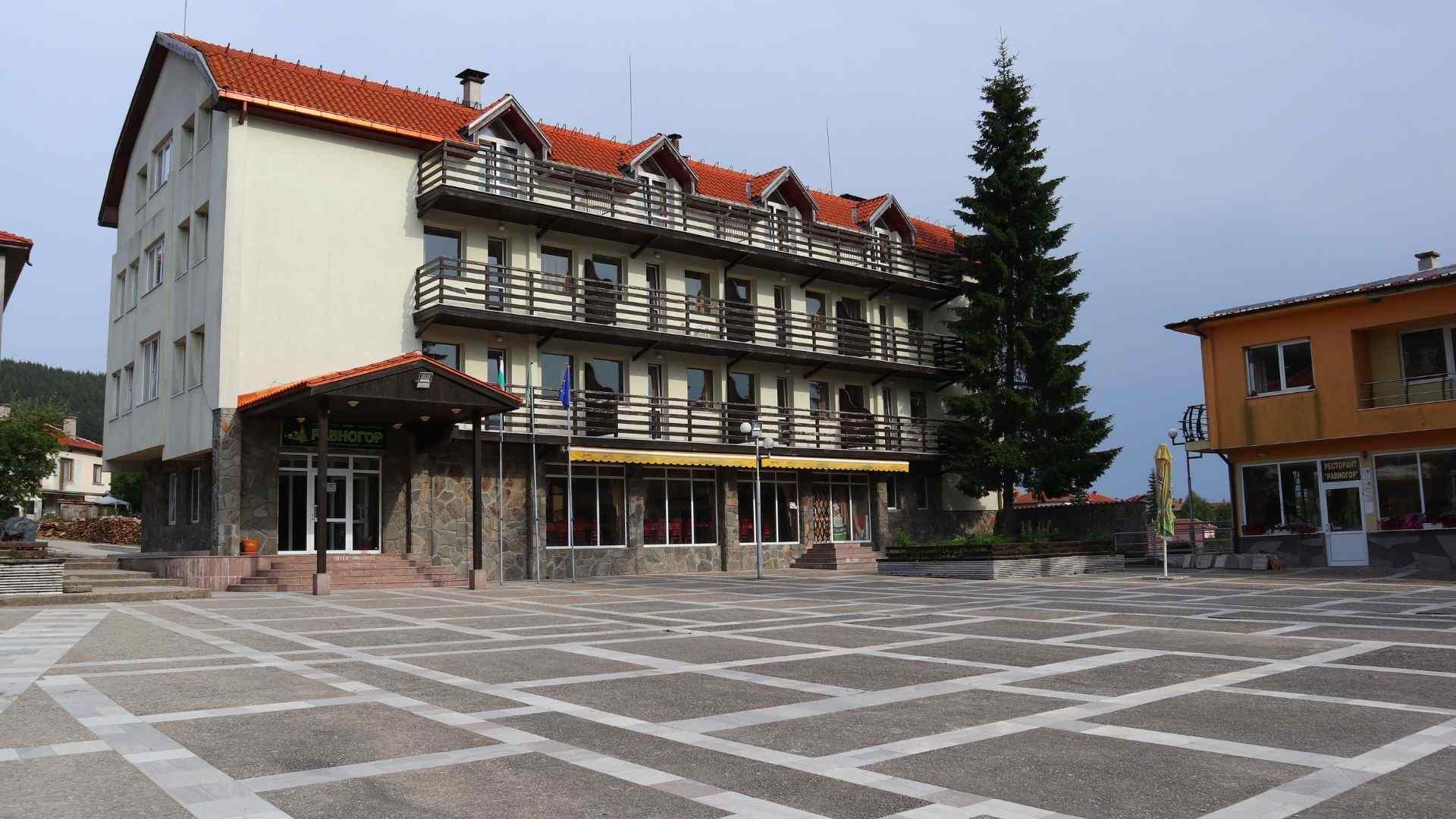 Ravnogor Village- the main square with Ravnogor hotel