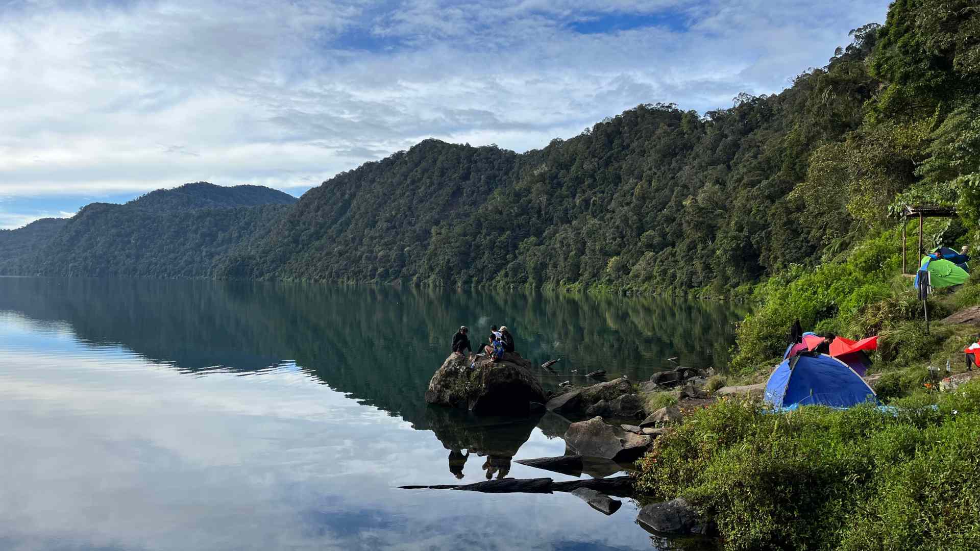 The lake shore and the campsite