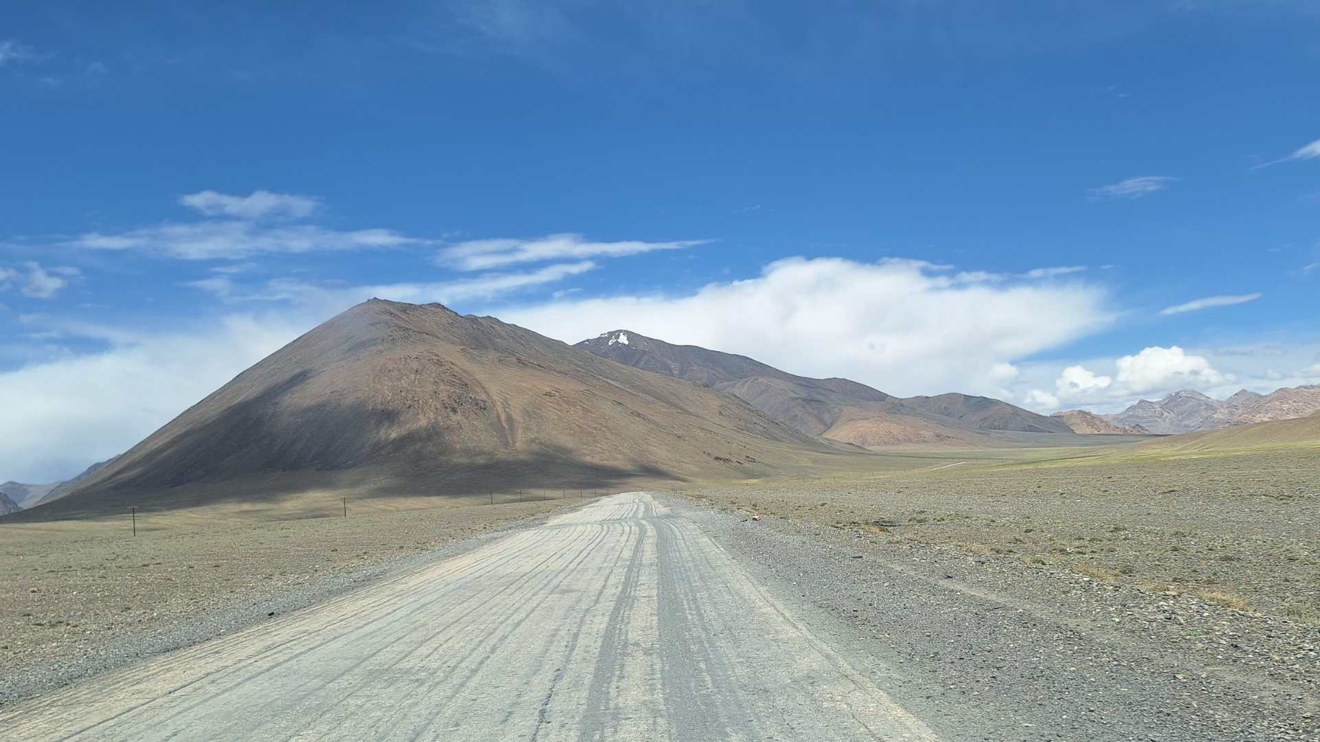The road between Alichur and Murghab