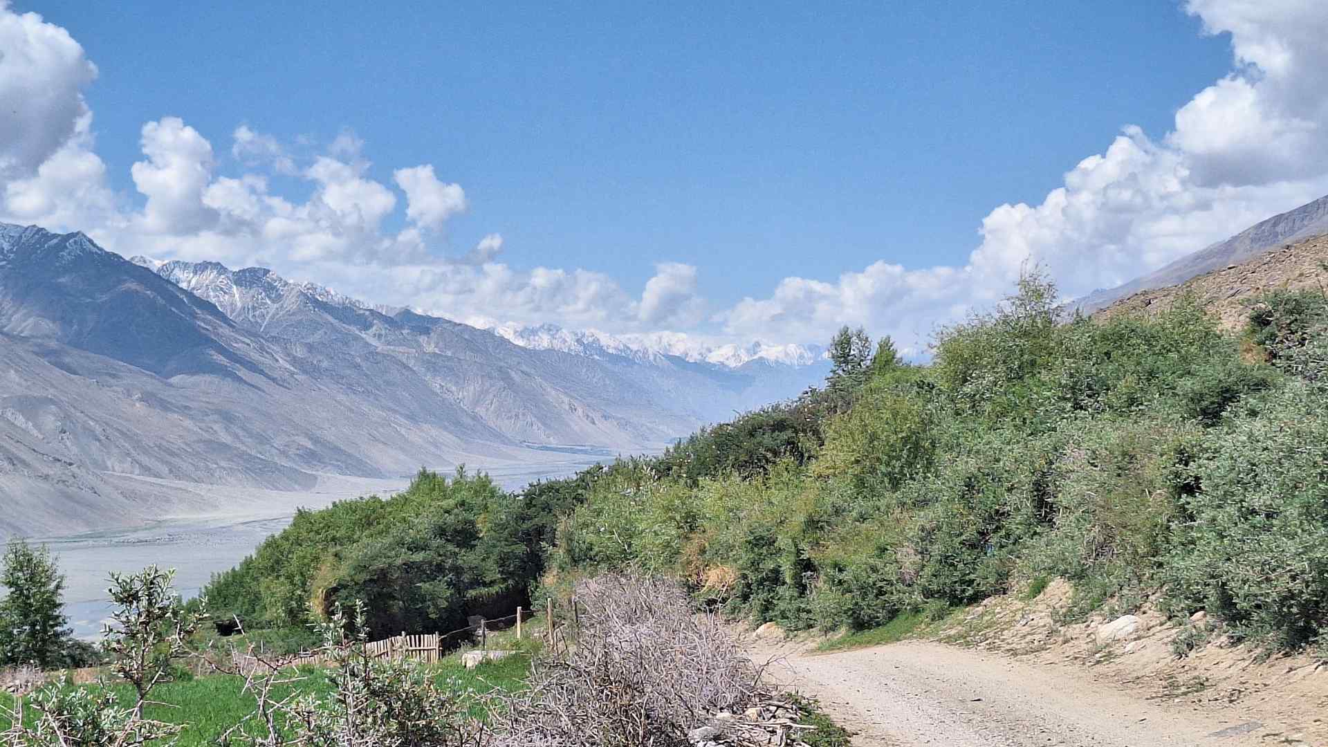 The central dirt road of Yamchun