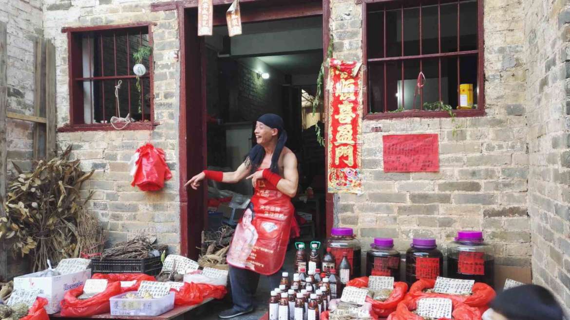Guilin Karst Hills- A dancing seller in Huangyao Old Town