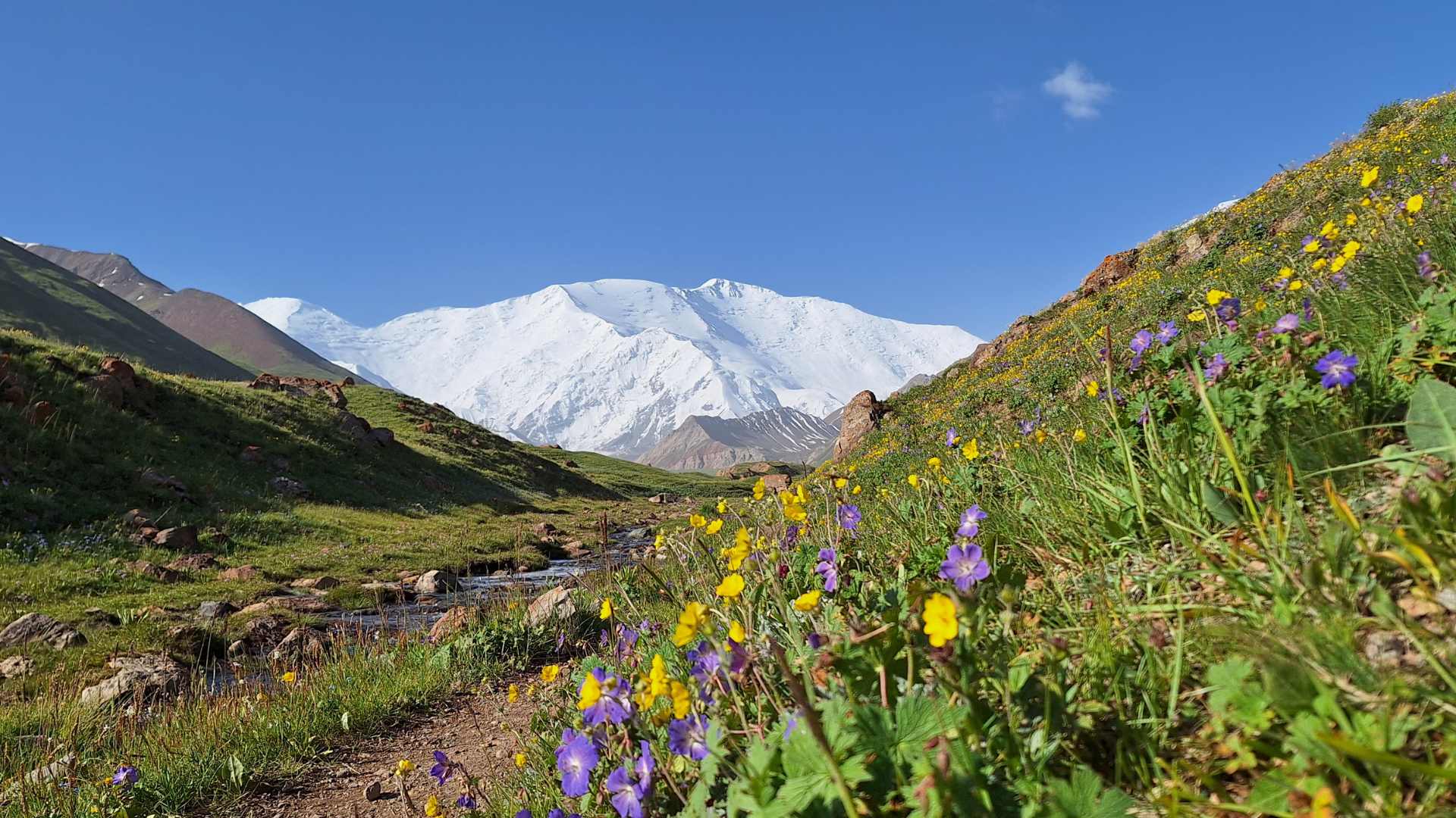The trail to the Base Camp of Lenin Peak