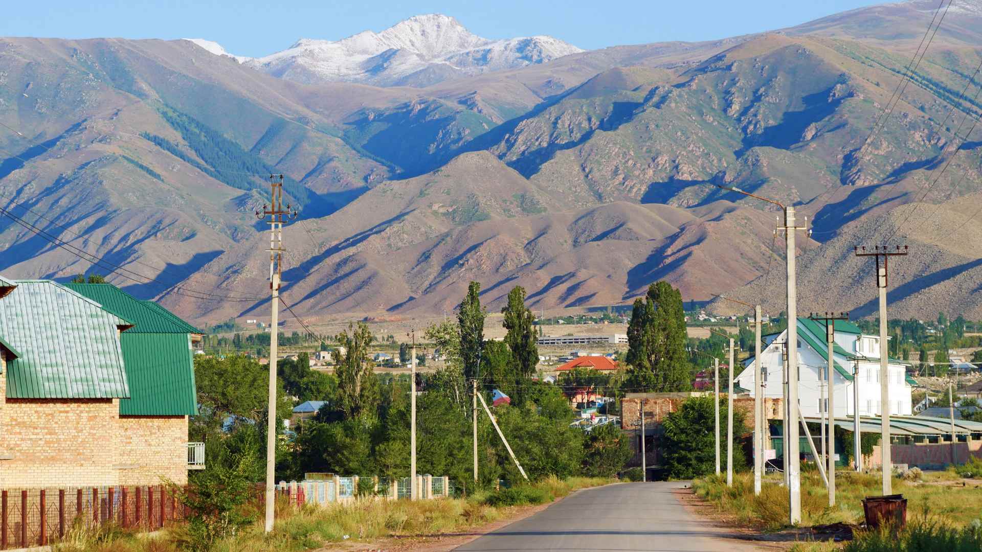 Kungey Alatoo in the background