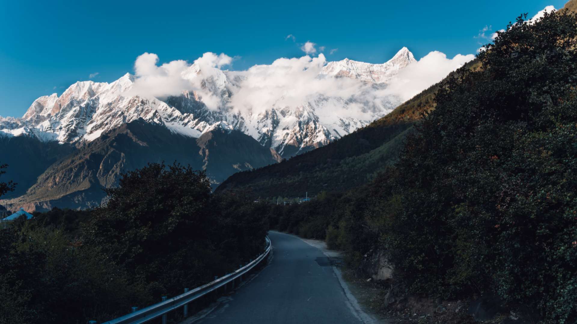A road in the Yarlung Tsangpo Grand Canyon National Park