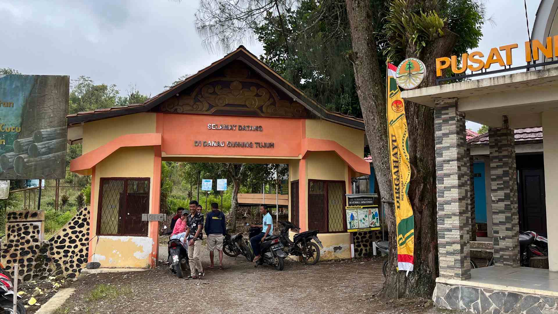 Ojeks at the entrance waiting for tourists