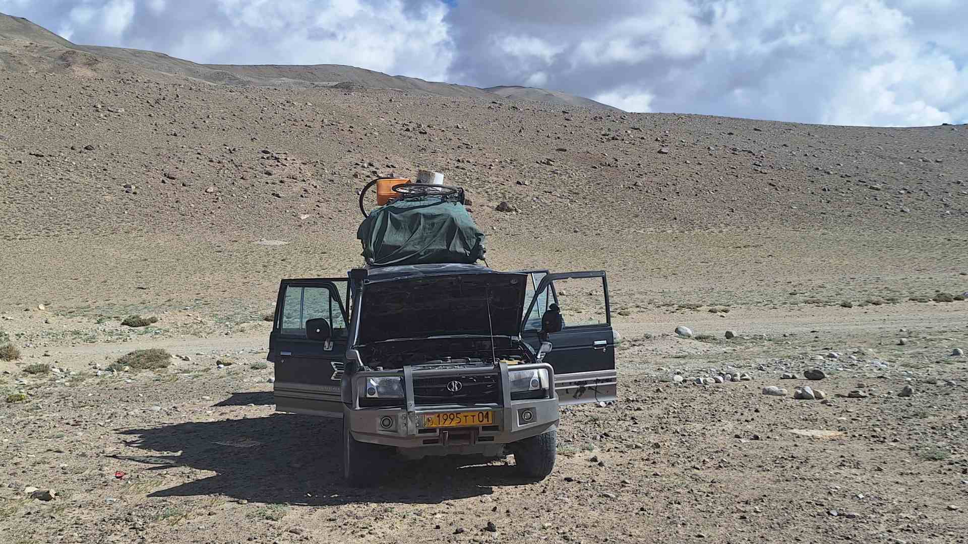 A shared "taxi" in the middle of nowhere, between Langar and Alichur