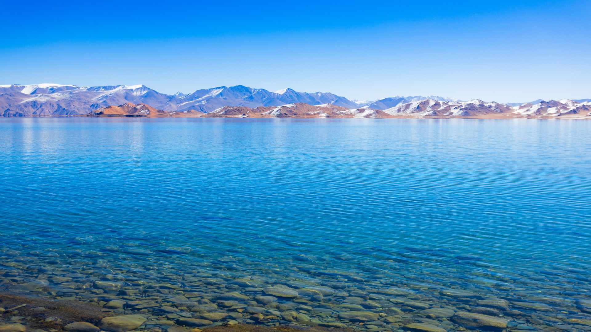 Relaxing at the shores of Lake Karakul