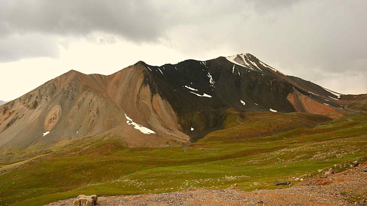 The black peak at Haxilegen Pass