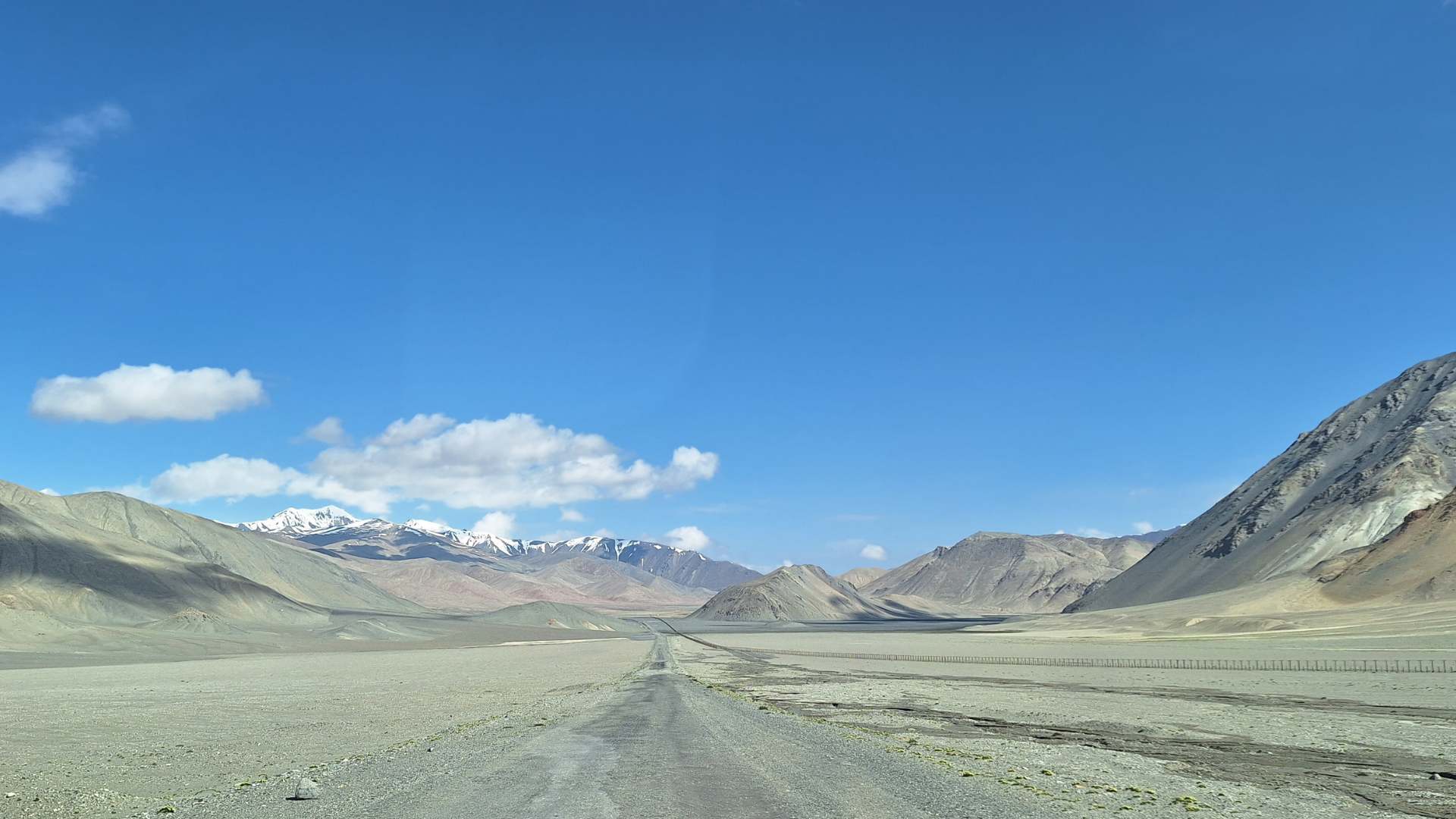 Pamir Highway crossing Markansu Valley