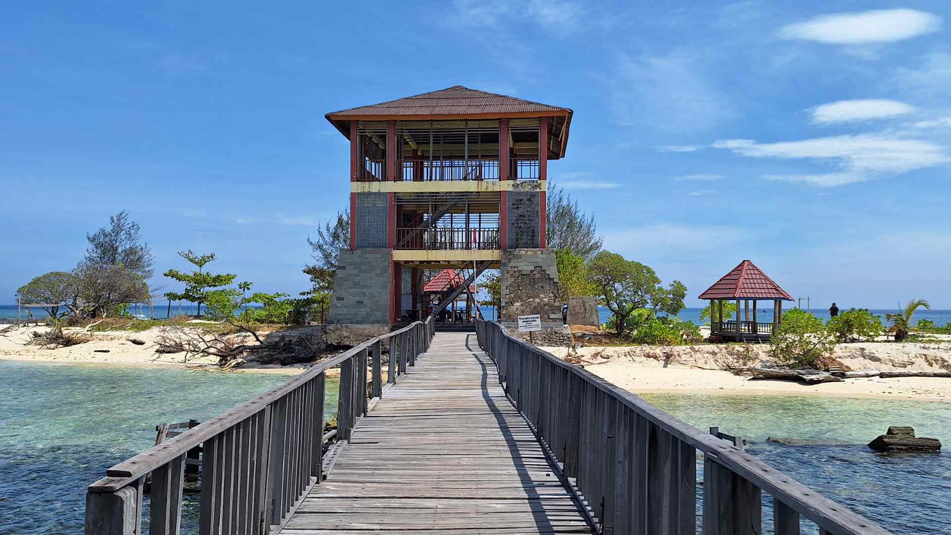 The wharf and the tower in Kodingareng Keke