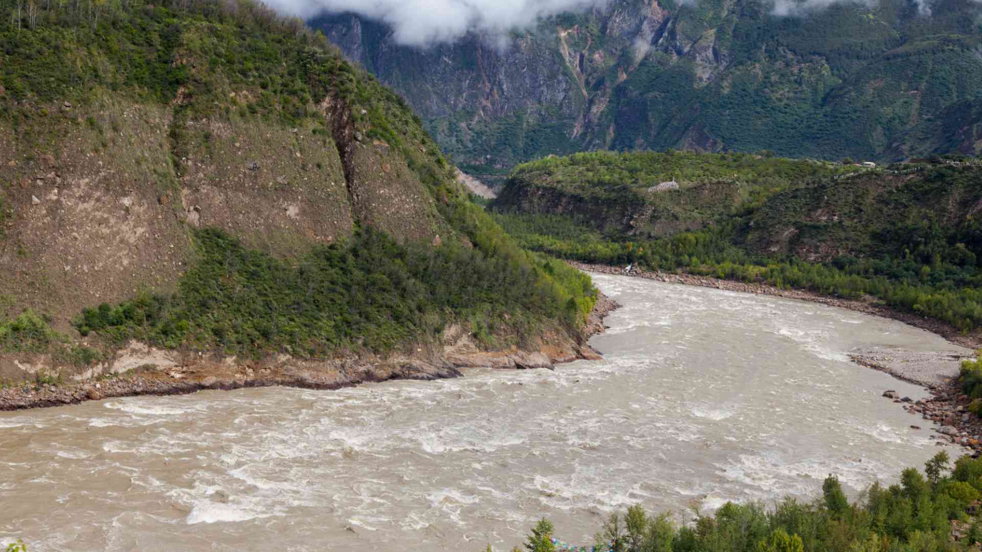 One of the bends of the Yarlung Tsangpo River