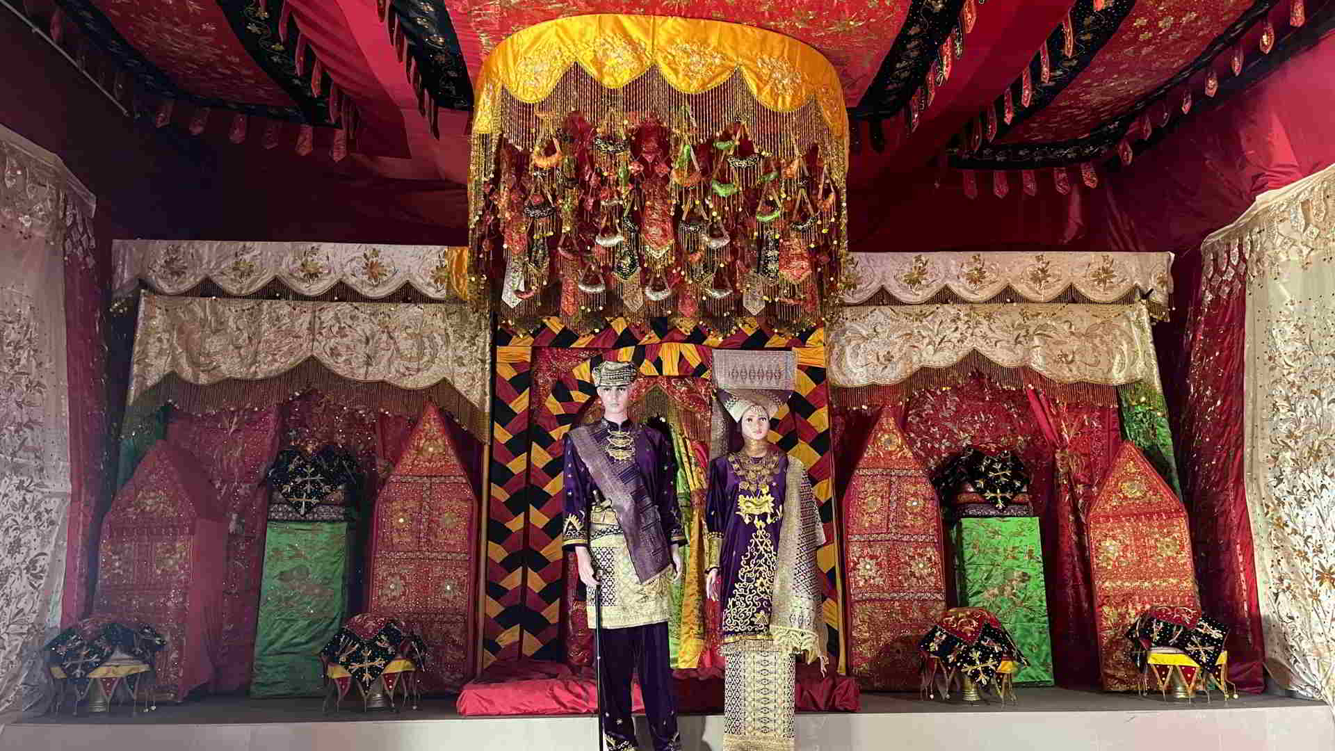 Traditional Minangkabau clothing