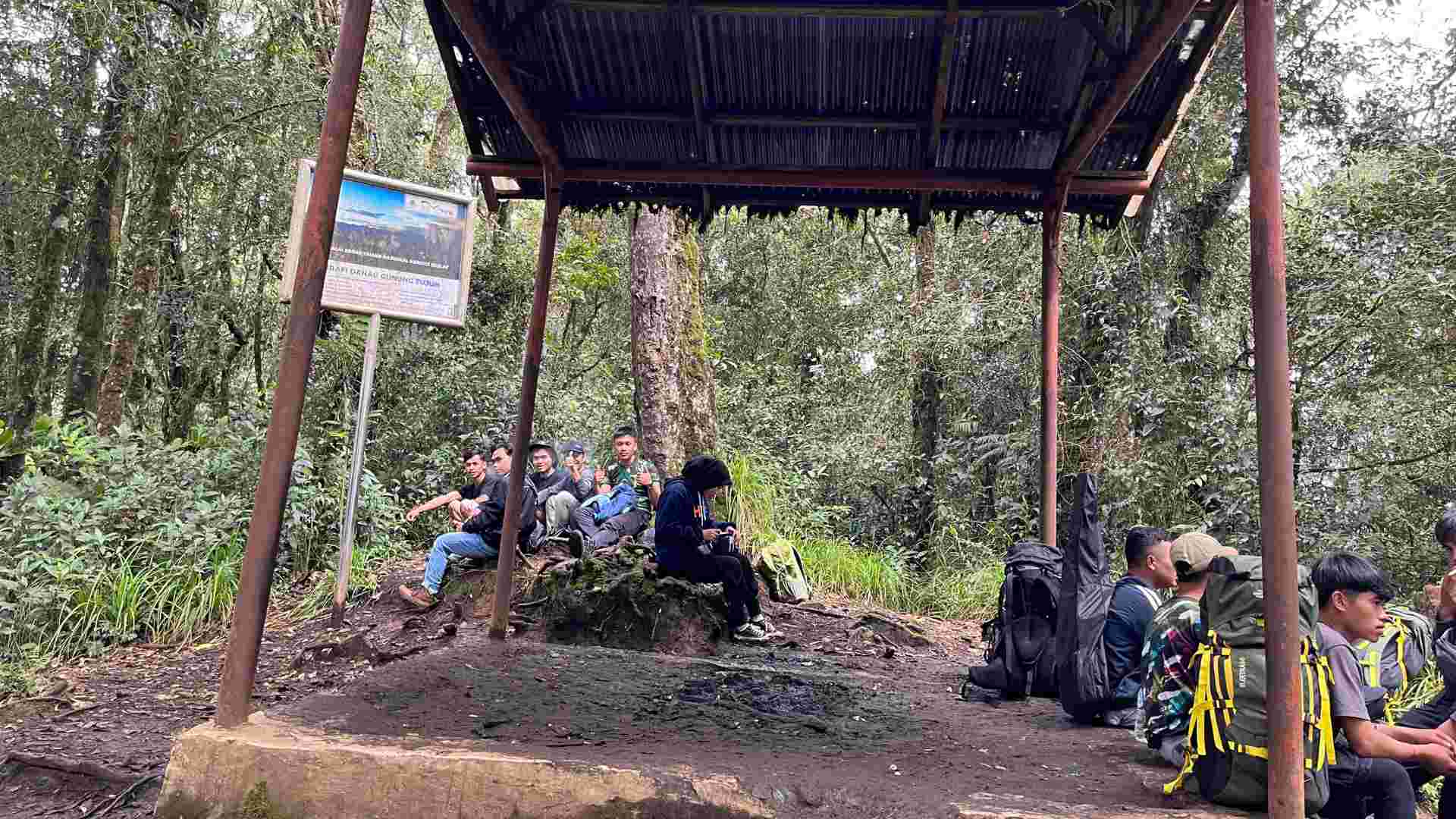 Relaxation at Pos 1- usually full of hikers